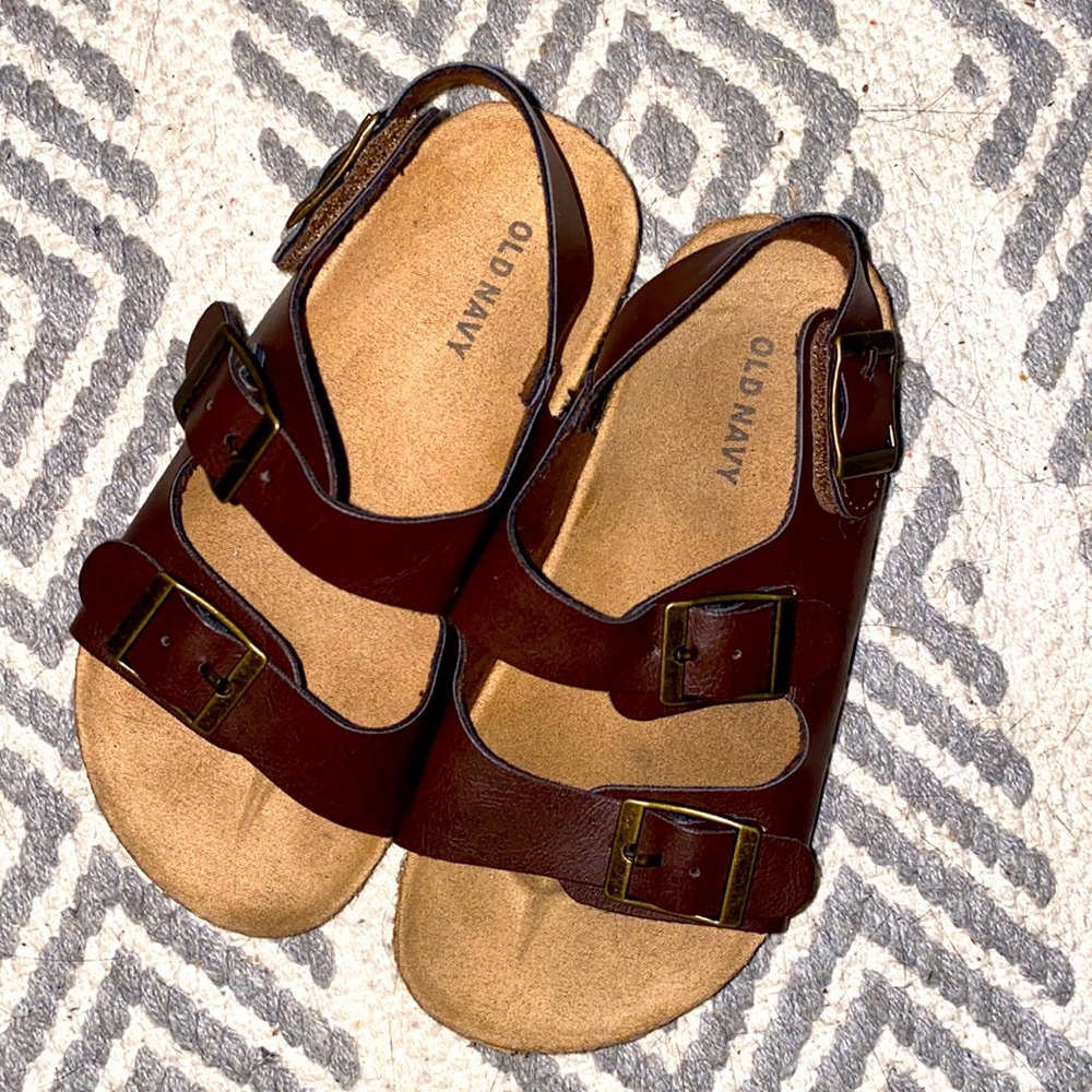 Old Navy . size 10 . NWOT . unisex kids sandals 🤎